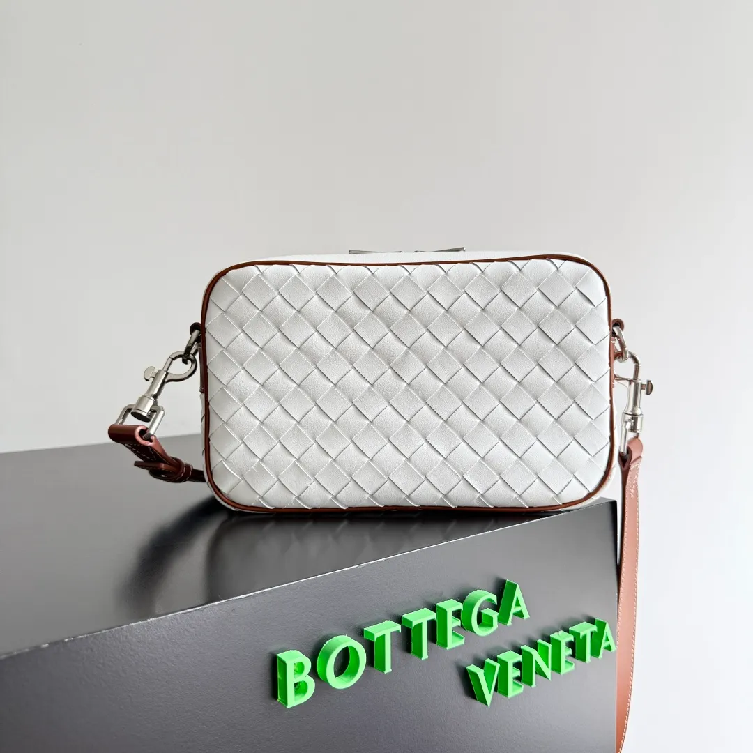 Batch 1820 BOTTEGA VENETA small INTRECCIATO woven camera bag This bv classic camera bag is a further evolution of classic woven technology, combining practicality and fashion, perfectly meeting multi-purpose needs! Classic leather handmade. Lightweight and large capacity. The shoulder strap is removable and adjustable. In addition to being worn cross-body, it can also be placed in the suitcase as a toiletry bag. It is very convenient for daily storage and classification. It also has hanging accessories to show your personality. No matter how complicated the world is, as long as you have a bag with you, everything will become better. Style number: 755923 Size: 24.5*15*6cm